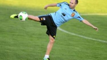 City y United pendientes de la renovación de Iniesta