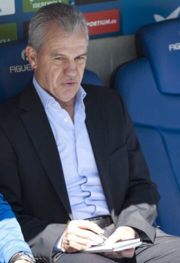 El entrenadpr del Espanyol, Javier Aguirre, toma notas en el banquillo durante el partido que su equipo disputó hoy contra la UD Almería, correspondiente a la 35ª jornada de Liga BBVA, esta mañana en Cornellá-El Prat.