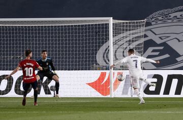 Ocasión de gol. Parada de Sergio Herrera tras el remate de Eden Hazard.