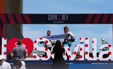 Ambiente futbolero en las calles de Sevilla durante la jornada previa a la final de Copa.