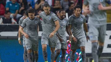 Los jugadores de Monterrey celebran el penal de Nicolás Sánchez que les dio el triunfo ante Atlas.