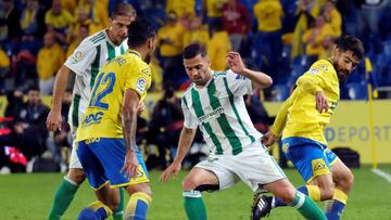 GRAF3329. LAS PALMAS DE GRAN CANARIA, 03/12/2017.- El defensa danés del Real Betis Riza Durmisi (2d) lucha el balón frente a Pedro Tanausú "Tana" (d), delantero de la U.D. Las Palmas, durante el partido de la jornada decimocuarta de Liga que se disputa esta noche en el Estadio de Gran Canaria. EFE/Ángel Medina G.