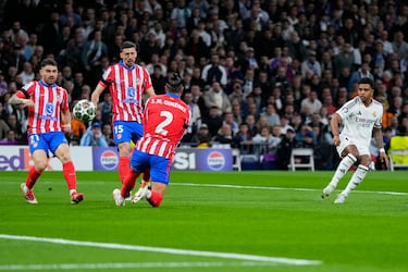 1-0. Federico Valverde pasa el balón a la espalda de Javi Galán para Rodrygo . El brasileño traza la diagonal dentro del área y con la izquierda, dispara al palo largo de Jan Oblak para anota el primer tanto.