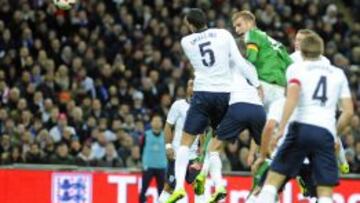 Per Mertesacker cabecea para anotar el único gol del partido.