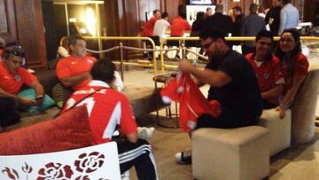 Guardias del hotel cobran a hinchas para ver a la Roja