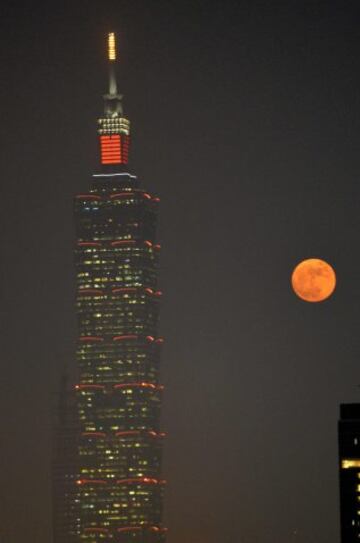 La superluna detrás de un rascacielos de Taipéi.