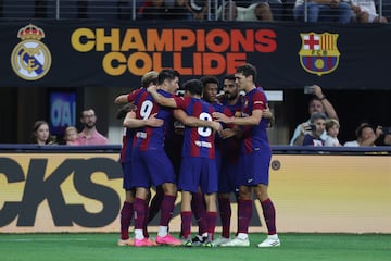 Los jugadores del Barcelona celebran el 1-0 anotado por Dembélé.