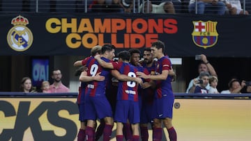 Los jugadores del Barcelona celebran el 1-0 anotado por Dembélé.