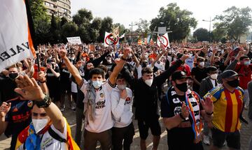 07/05/21
MANIFESTACION DE LA AFICION DEL VALENCIA CF CONTRA LA GESTION DEL CLUB 







 


