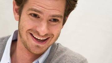 Andrew Garfield matiza sus palabras sobre declararse gay &quot;pero sin el acto sexual&quot;.