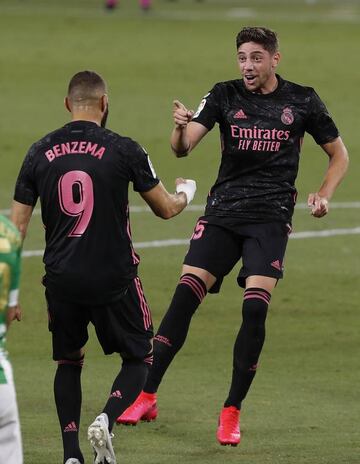 Fede Valverde se&ntilde;ala a Benzema tras marcar en el Villamar&iacute;n.