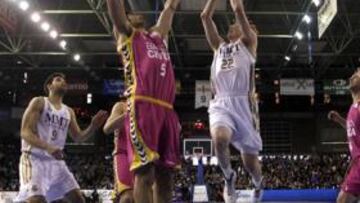 <b>CON VELOCIDAD. </b>El Madrid corrió y movió bien el balón en estático. En esta jugada Kyle Singler firma la canasta ante Triguero.