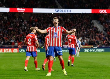 El delantero noruego del Atlético de Madrid, Alexander Sorloth, celebra el 2-1 al Alavés. 