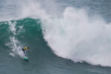 La Vaca Gigante es un campeonato de surf en espectaculares olas grandes que se celebra en la ola que rompe en los acantilados de La Cantera-Cueto, en Santander.