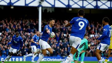 Soccer Football - Premier League - Everton v Crystal Palace - Goodison Park, Liverpool, Britain - September 28, 2024 Everton's Dwight McNeil celebrates scoring their first goal REUTERS/Molly Darlington EDITORIAL USE ONLY. NO USE WITH UNAUTHORIZED AUDIO, VIDEO, DATA, FIXTURE LISTS, CLUB/LEAGUE LOGOS OR 'LIVE' SERVICES. ONLINE IN-MATCH USE LIMITED TO 120 IMAGES, NO VIDEO EMULATION. NO USE IN BETTING, GAMES OR SINGLE CLUB/LEAGUE/PLAYER PUBLICATIONS. PLEASE CONTACT YOUR ACCOUNT REPRESENTATIVE FOR FURTHER DETAILS..