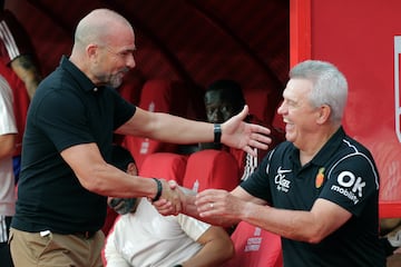 GRANADA 26/08/2023.- El técnico del Mallorca Javier Aguirre (d) saluda a su homólogo en el Granada Paco López durante el partido correspondiente a la Jornada 3 de LaLiga que enfrenta al Granada CF y al RCD Mallorca este sábado en el Nuevo Estadio de Los Carmenes. EFE/ Pepe Torres
