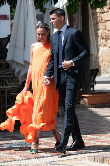 Aice Campello y Álvaro Morata durante el enlace matrimonial entre Andrea Martínez y Kepa Arrizabalaga.