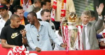 2004. Arsene Wenger con el trofeo que acredita al Arsenal campeón de la Premier League.
