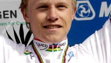 El danés Mads Wurtz-Schmidt posa con su medalla de oro de la contrarreloj junior de los Mundiales.