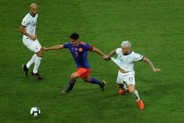 Colombia se impuso ante Argentina en el primer partido del Grupo B en el Arena Fonte Nova de Salvador Bahía. Roger Martínez y Duván Zapata sentenciaron a la Albiceleste.