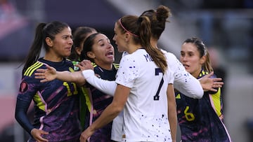 LOS ANGELES, CALIFORNIA - MARCH 03: Alex Morgan #7 of United States confronts Maria Usme #11 and Carolina Arias #17 of Columbia during the quarterfinals 2024 Concacaf W Gold Cup at BMO Stadium on March 03, 2024 in Los Angeles, California.   Harry How/Getty Images/AFP (Photo by Harry How / GETTY IMAGES NORTH AMERICA / Getty Images via AFP)