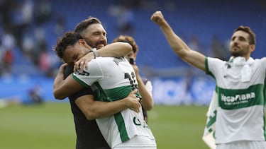 El Elche ganó 0-4 al Deportivo de la Coruña y certifica así su vuelta a Primera División. Jugadores y cuerpo técnico celebran el ascenso.