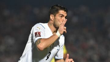 Uruguay&#039;s Luis Suarez celebrates after scoring against Paraguay during their South American qualification football match for the FIFA World Cup Qatar 2022 at General Pablo Rojas Stadium in Asuncion, on January 27, 2022. (Photo by DANIEL DUARTE / AFP)