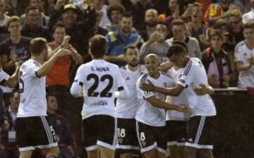 El centrocampista argelino del Valencia  Feghouli celebra con sus compañeros el gol que ha marcado al Gante 