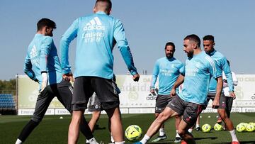 Carvajal controla la pelota con decisión, delante de Mariano e Isco, en Valdebebas.