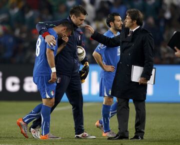 Italia quedaba apeada del Mundial. La campeona se marchaba por la puerta de atrás, sin haber podido defender su título logrado en Berlín más que en apenas tres partidos. Jugadores como Quagliarella, Zambrotta, De Rossi, Pirlo, Iaquinta… rompían a llorar, mientras que Marcello Lippi los observaba desde el borde del terreno de juego y a punto de romper en lágrimas.