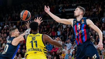 BARCELONA, 04/1/2022.- Los bases del Barça, el checo Tomas Satoransky (d) y el argentino Nicolás Laprovittola (i), luchan por la posesión del balón ante el alero estadounidense del Fenerbahçe Nigel Hayes (c) durante el encuentro de fase regular de la Euroliga de baloncesto entre el FC Barcelona y el Fenerbahçe, este viernes en el Palau Blaugrana en Barcelona. EFE/ Enric Fontcuberta