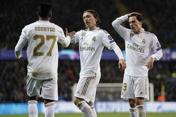 Rodrygo celebrando su gol con Modric y Odriozola