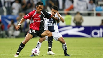 SOCCER/FUTBOL
 TORNEO APERTURA 2007
 SEMANA 3
 ATLAS VS PACHUCA
 MEXSPORT DIGITAL IMAGE
 18 August 2007:  Action photo of Lucas Barrios of Atlas and Leobardo Lopez of Pachuca, during week 3 game of the 2007 Torneo de Apertura 2007./Foto en accion de Lucas Barrios de Atlas y Leobardo Lopez de Pachuca, durante juego de la semana 3 del Torneo de Apertura 2007. MEXSPORT/REFUGIO RUIZ