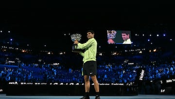 Carlos Alcaraz, con el trofeo de campeón del Open de Australia.