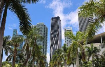 El exfutbolista y su esposa Victoria compraron recientemente esta casa en el rascacielos One Thousand Museum en Miami diseñado por Zaha Hadid. El ático de dos plantas y cinco habitaciones tiene más de mil metros cuadrados. El edificio cuenta con piscinas al aire libre y otra cubierta en la planta 60, gimnasio, spa, peluquería, salón de belleza y zonas comunes donde realizar presentaciones y eventos privados.