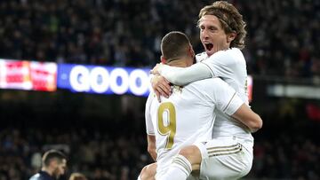 Modric celebr&oacute; as&iacute; con Benzema su gol a la Real Sociedad.