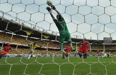 Las 2 tapadas de Bravo que le dieron un punto a la Selección