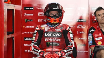 Marc Márquez en el box de Ducati durante la pretemporada de MotoGP en Tailandia.