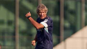 WOLFSBURGO, 13/07/2023.- El entrenador del Betis, el chileno Manuel Pellegrini, durante el entrenamiento realizado este jueves por el conjunto verdiblanco en su concentración de pretemporada en Wolfsburgo (Alemania).EFE/Betis //SOLO USO EDITORIAL/SOLO DISPONIBLE PARA ILUSTRAR LA NOTICIA QUE ACOMPAÑA (CRÉDITO OBLIGATORIO)//
