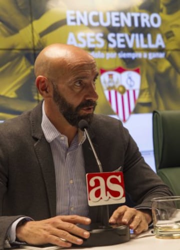 Encuentro con los Ases en el saln de actos de Caja Rural en Sevilla con directivos, jugadores y aficin del conjunto hispalense. 