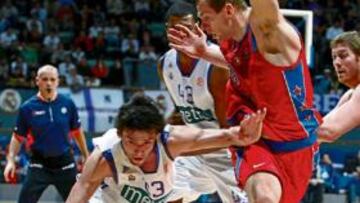 <b>POR LOS SUELOS. </b>Sergio Llull, a punto de caerse ante el lituano Ramunas Siskauskas.