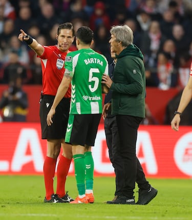 Parada del partido por lanzamiento de objetos.