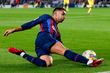 Ferran Torres impide que el balón salga por la línea de fondo del ataque azulgrana.