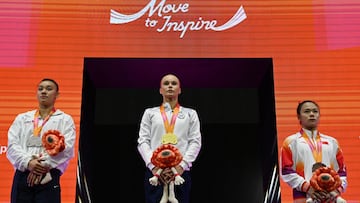 La rusa Angelina Melnikova escoltada por Leanne Wong y Qingying Zhang.