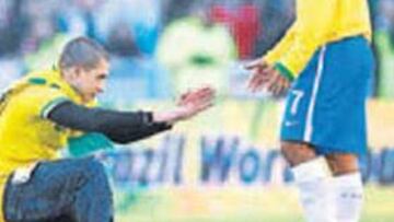 <b>A SUS PIES. </b>Gotemburgo se volcó con la canarinha.