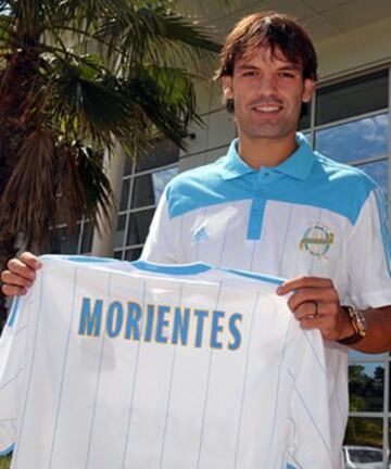 Unión Española se apresta a participar en la Copa Libertadores y Jorge Segovia, presidente del club, anuncia que un refuerzo de jerarquía está muy cerca de llegar. La sorpresa es mayor cuando el directivo apunta que Fernando Morientes, que se había desvinculado de Valencia, estaba cerca de llegar. Sin embargo, el ex delantero de Real Madrid y seleccionado español aparece días más tarde firmando en el Marsella.