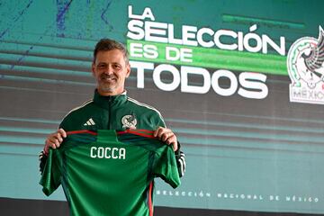 Diego Cocca posa con la playera de la Selección Mexicana de Fútbol tras su presentación en el CAR de la FMF.