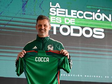 Diego Cocca posa con la playera de la Selección Mexicana de Fútbol tras su presentación en el CAR de la FMF.