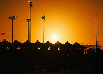 Hermoso atardecer en el circuito de Yas Marina del Gran Premio de Abu Dhabi.