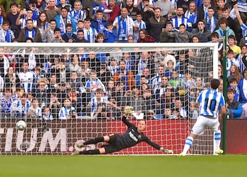 Real Sociedad 1-0 Barcelona | Oyarzabal engañó al guardameta del Barcelona desde los once metros. 